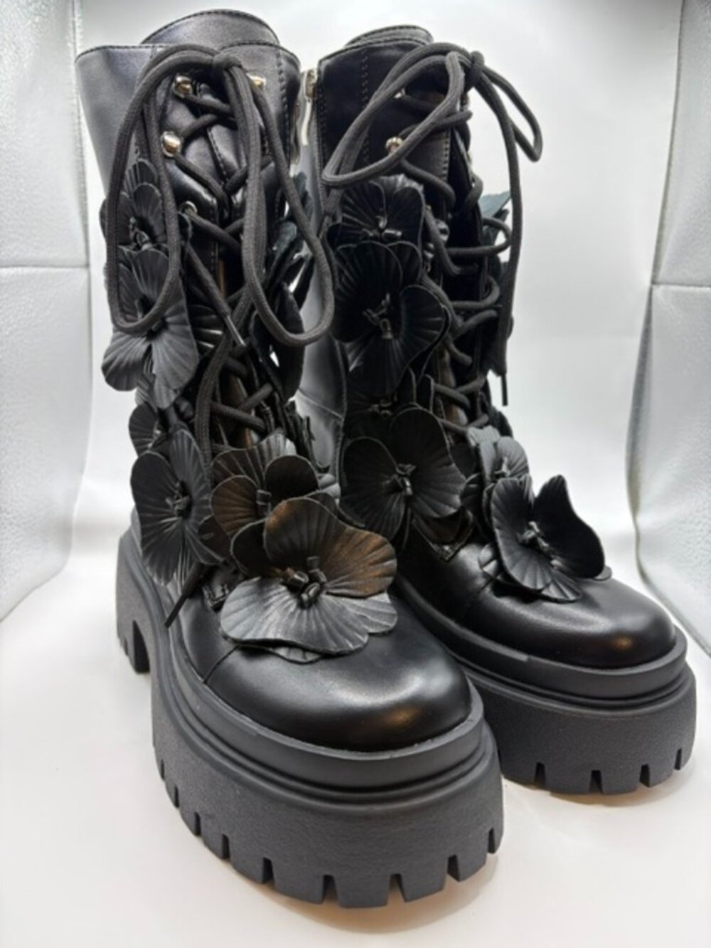 Azalea wang Devoir Black boot with flowers
